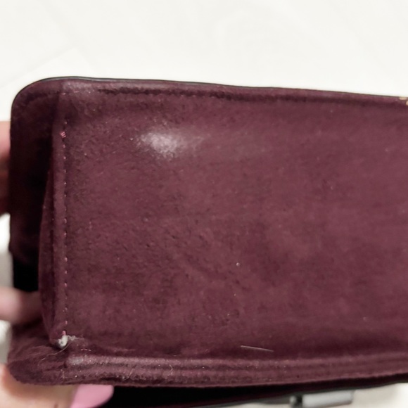 Elegant Croc-Embossed Suede Crossbody Burgundy Flap Ring Hardware 2 Straps - Picture 6 of 16